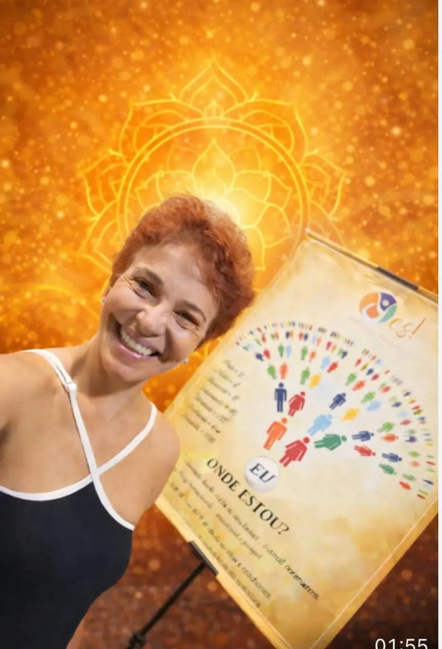 Sita Madhu sorrindo diante de uma mandala dourada